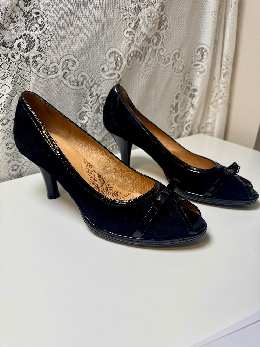 Sofft Gayle Black Suede and Patent Leather Bow Peep-Toe Pumpe. Size 11 Wide, EUC